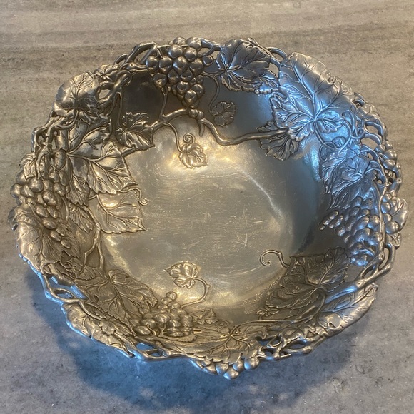 Lovely Arthur Court 14” Grapevine Pewter Bowl, perfect for Easter, Mother’s Day! - Picture 2 of 8
